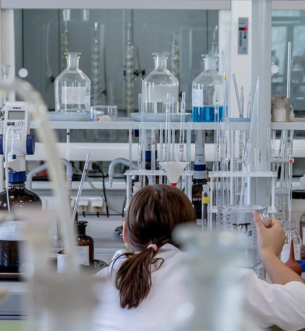 Chemistry lab (© pixabay jarmoluk_2815640)