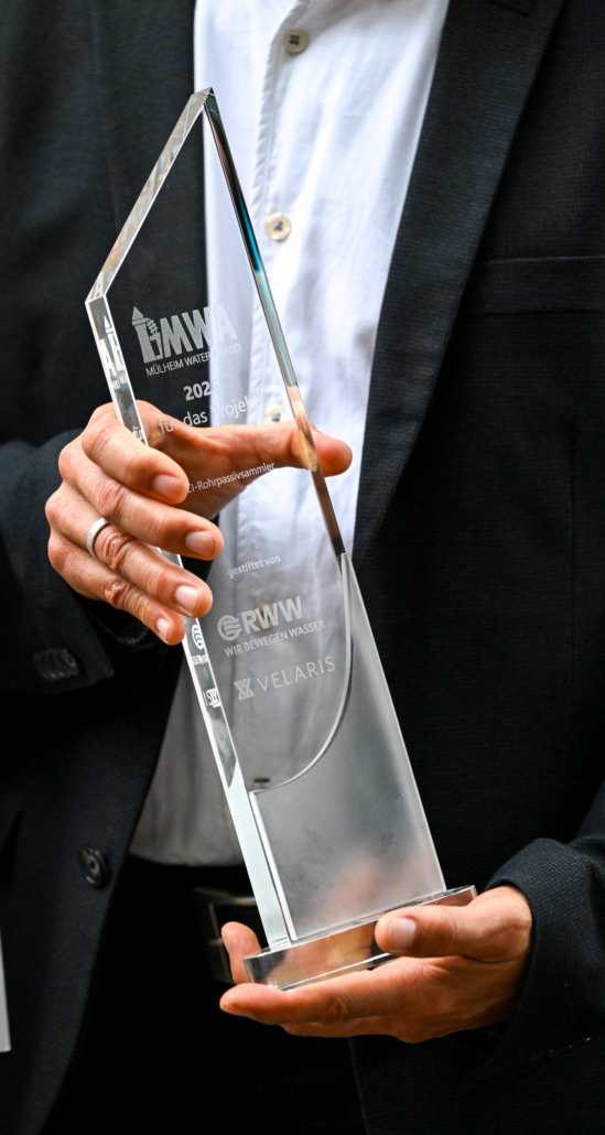 MWA Trophäe in Hand